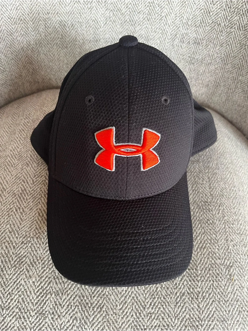 Under Armour Boys Youth S/M Black Orange Logo Performance Hat